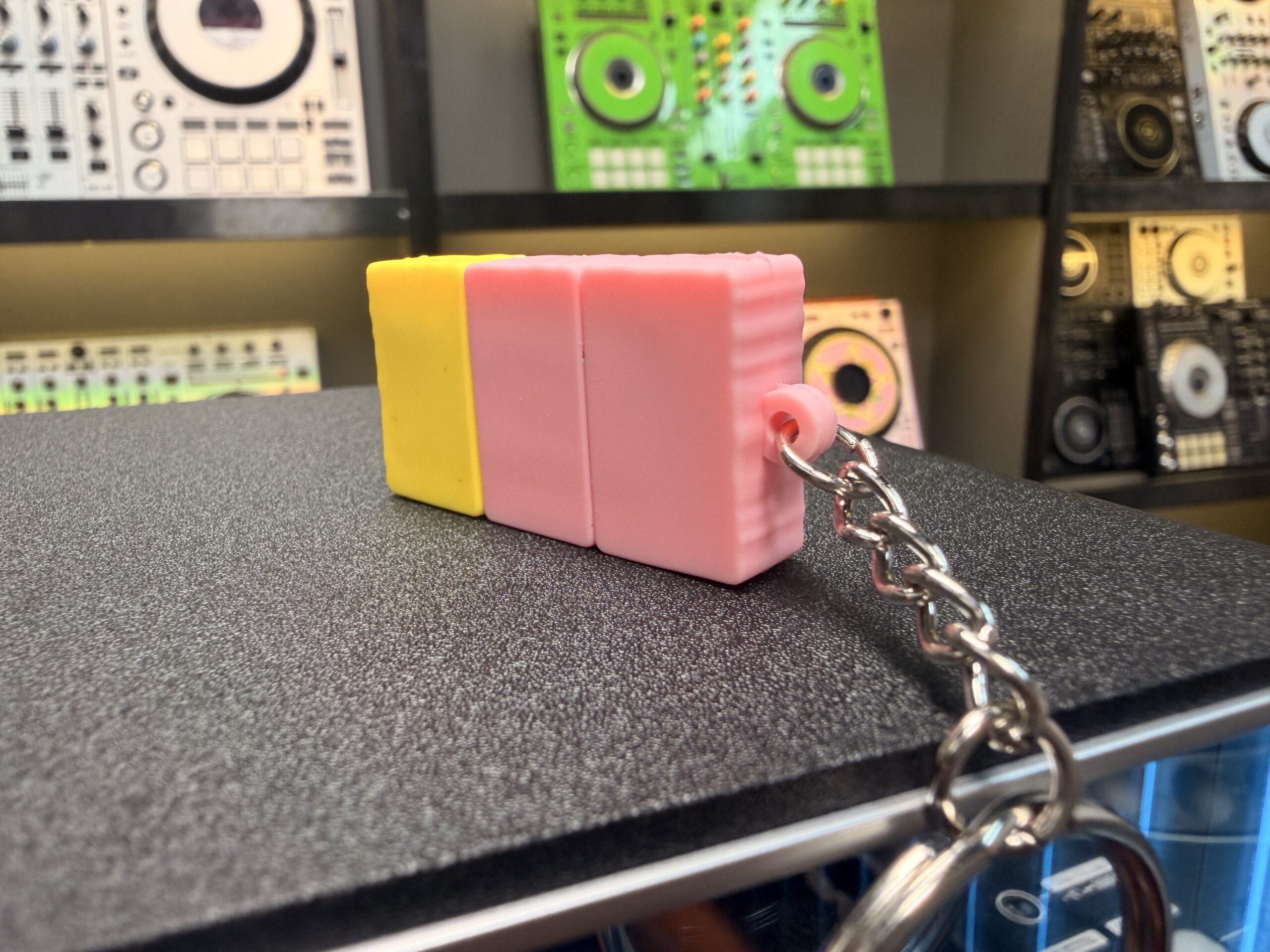 Donut DJ deck USB 3.0 high-speed flash drive detail view 11