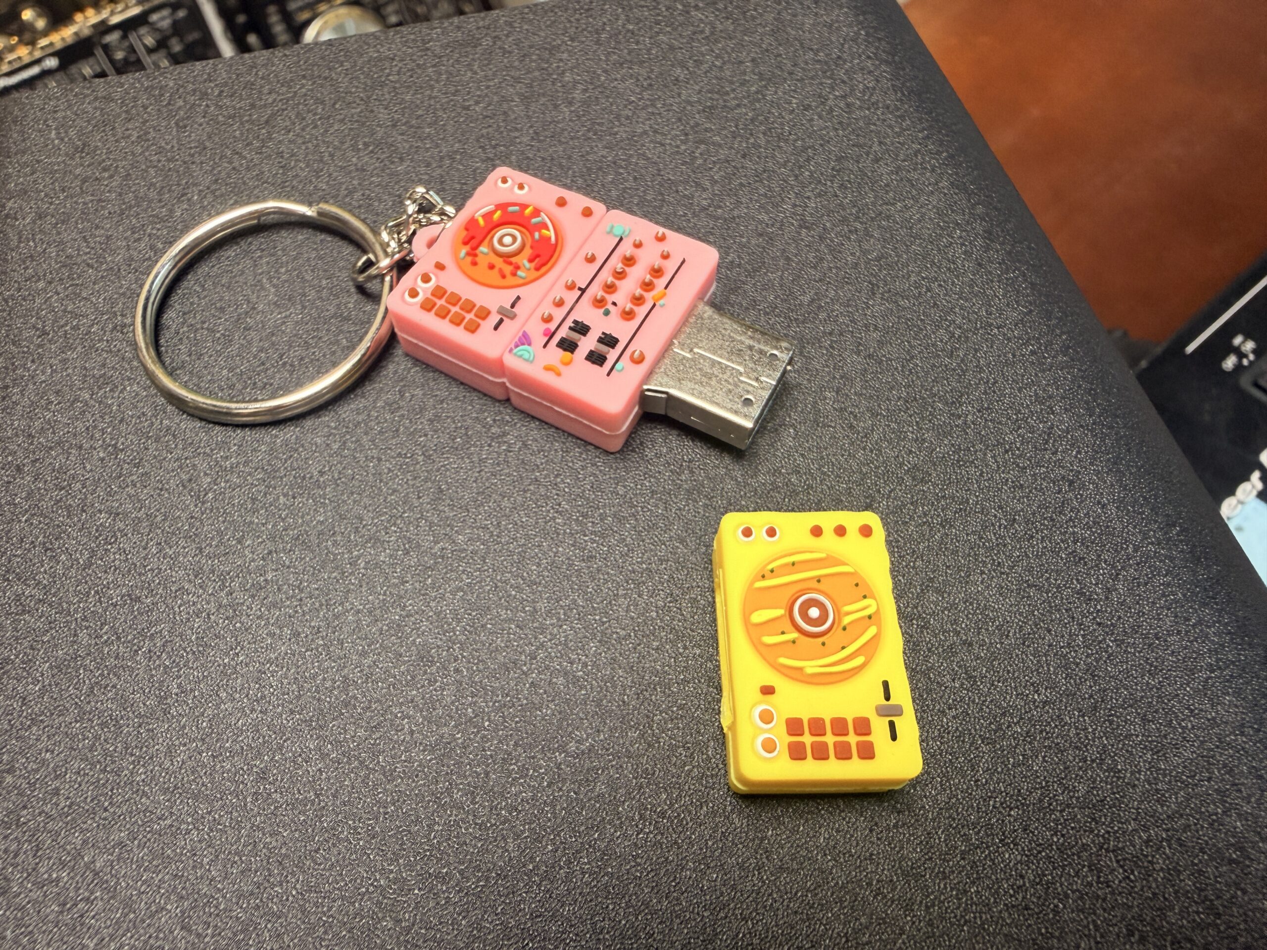 Donut DJ deck USB 3.0 high-speed flash drive detail view 12