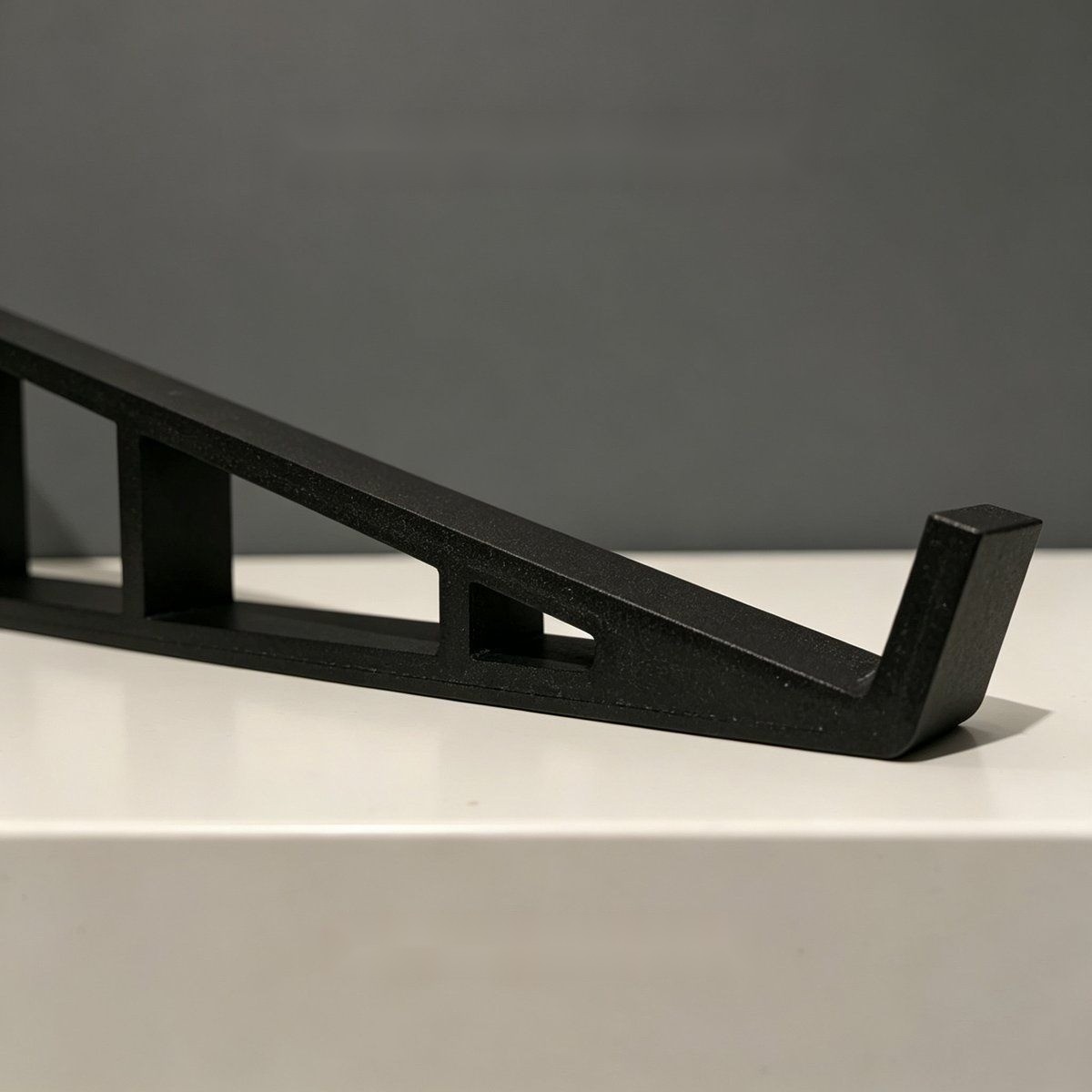 NI Traktor Kontrol S3 Stand - Ergonomic 15 Degree Desktop Riser - detail